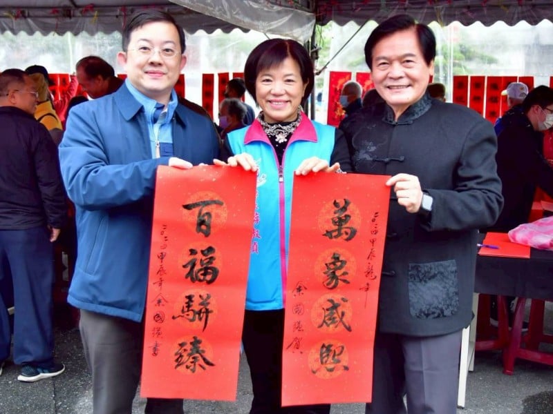 吉安鄉辦理十三場次揮毫贈春聯　 游淑貞邀鄉親索取墨寶廣添年味